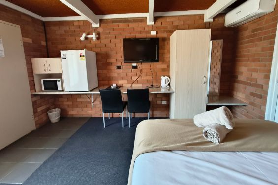 Queen - desk and kitchenette