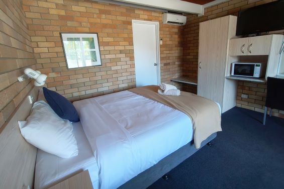 Queen - queen-size bed