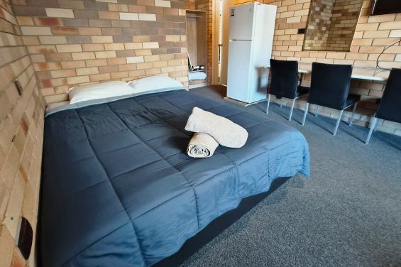 Large 2-Bedroom Unit - queen-size bed